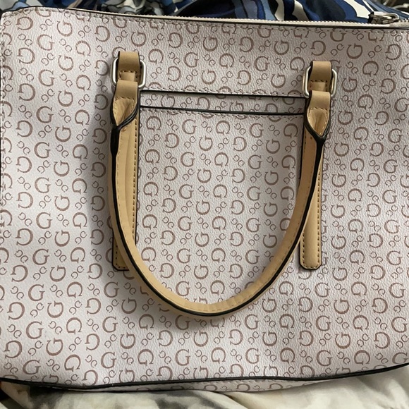 Guess purse - Picture 2 of 2